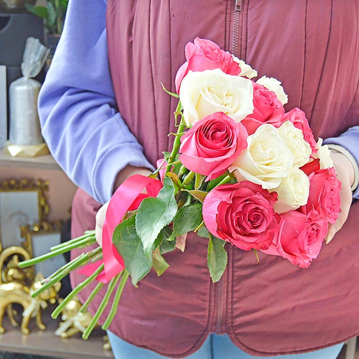 Букет из 15 розовых и белых роз
